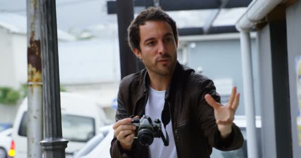 男性カメラマン市 のカメラで写真をクリックすると — ストック動画