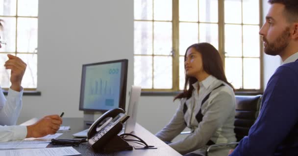 Paar Diskutiert Mit Berater Seinem Schreibtisch Büro — Stockvideo