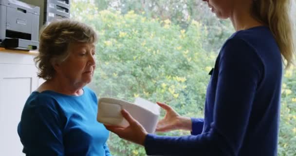 Physiotherapeut Setzte Seniorin Klinik Halsband — Stockvideo