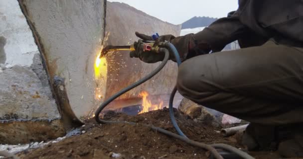 Sección Media Del Trabajador Masculino Usando Antorcha Soldadura Depósito Chatarra — Vídeos de Stock