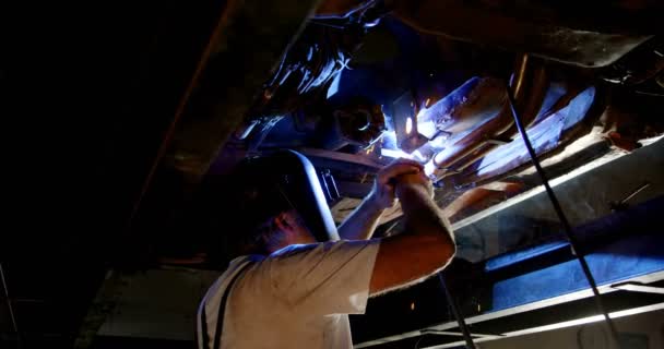Mecánico Masculino Usando Antorcha Llameante Garaje — Vídeos de Stock