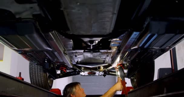 Mécanicien Masculin Entretenant Une Voiture Dans Garage — Video