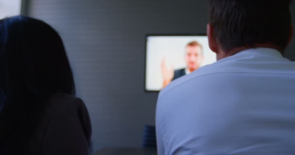 Vista Trasera Ejecutivos Haciendo Videoconferencias Oficina — Vídeo de stock