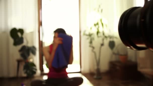 Vídeo Blogger Femenina Grabando Vídeo Sobre Yoga Casa — Vídeos de Stock