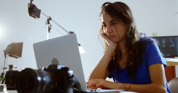 Kvinnlig Modell Använder Laptop Fotostudio — Stockvideo