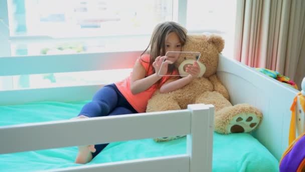 Meisje Met Glas Digitale Tablet Bed Slaapkamer Bij Huis — Stockvideo