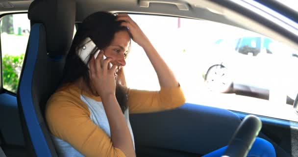 Красива Жінка Розмовляє Мобільному Телефоні Машині — стокове відео