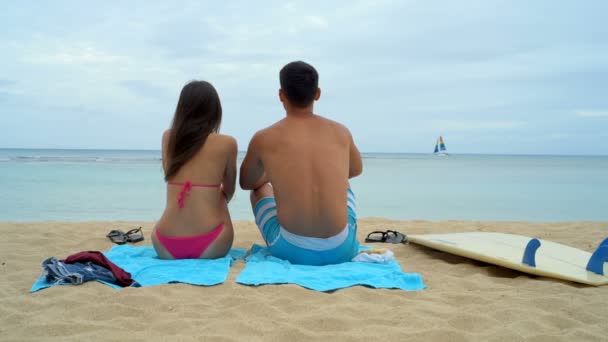 Vista Trasera Pareja Joven Sentada Playa — Vídeos de Stock