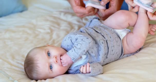 Les Parents Portant Des Chaussettes Que Leur Bébé Maison — Video