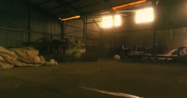 Scrapyard 4k depoda paslı metal parçalar