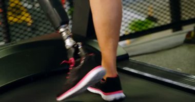 Üst düzey kadın fitness Studio 4 k treadmill egzersiz düşük bölümü