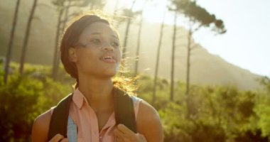 Kırsal kesimde 4 k ayakta düşünceli kadın uzun yürüyüşe çıkan kimse