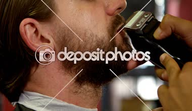 Düzeltici kuaför dükkanında 4 k ile bıyık düzeltme Kuaför Close-up mans