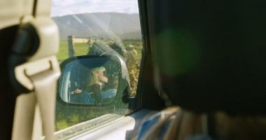 Anne bebeğini arabadaki 4 k ayna tutan yansıması