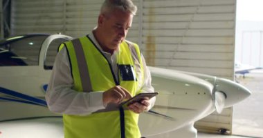 Erkek mühendisi uzay hangarda 4 k dijital tablet kullanma