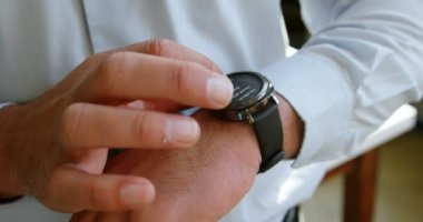 Erkek icra smartwatch kullanma office 4 k Close-up
