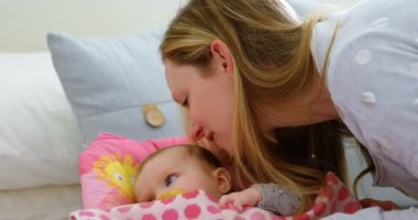 Yakın çekim anne bebeğini ev 4 k öpüşme