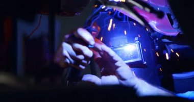 Erkek mekanik 4 k garajda yanan meşale kullanarak yakın çekim