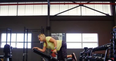 Üst düzey kadın dumbbell satır egzersiz fitness Studio 4 k