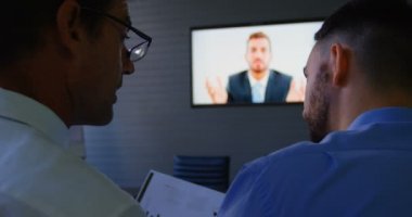 Yöneticiler Office 4 k video konferans sırasında söz