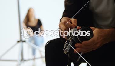 Erkek fotoğrafçı roll film kamera fotoğraf stüdyosunda 4 k koyarak
