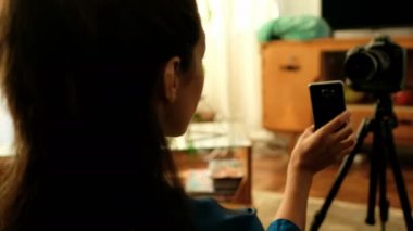Dikiz selfie cep telefonu ile ev 4 k alarak kadın blogger video