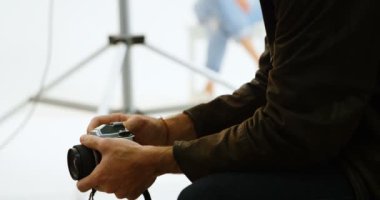 Kamera fotoğraf stüdyosu 4 k tutan erkek fotoğrafçı