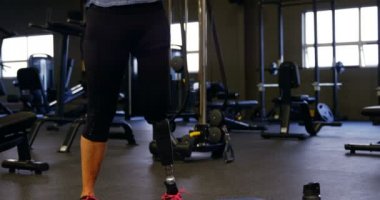 Engelli kadın kıdemli fitness stüdyosu 4 k germe