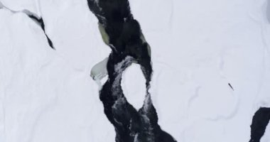 Hava akımının 4 k kışın karlı alan üzerine akan