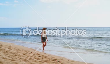 4 k kumsalda yürüyen güzel kadın