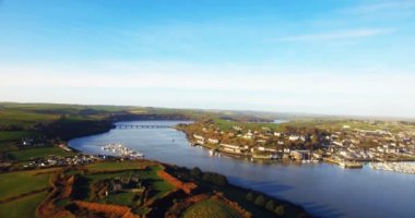 Güneşli bir günde 4k peyzaj ve Nehri havadan görünümü