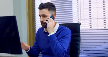 Executive Office 4 k masada cep telefonu üzerinde konuşurken