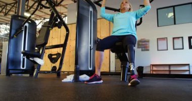Üst düzey kadın göğüs basın makine 4 k fitness salonunda egzersiz yaparak