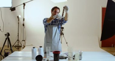Fotoğrafçı fotoğraf Studio 4 k negatif ince tabaka geliştirme