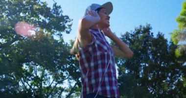 Güzel kadın Park 4 k müzik dinleme sırasında dans