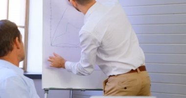 Yöneticiler office 4 k, konferans odasında beyaz tahta üzerinde tartışıyor