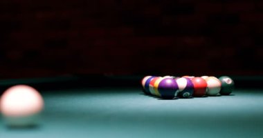 Close-up oyuncu snooker ball snooker masaya çekim 