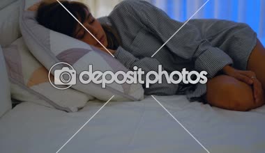 Kadın yatakta evde yatak odasında rahatlatıcı 4 k