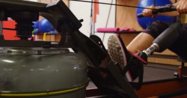 Üst düzey kadın fitness Studio 4 k su kürekçi makinede egzersiz