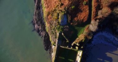 Havadan görünümü eski berbat yapı güneşli bir günde 4k