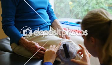 Gonyometre Kliniği 4 k ile üst düzey kadın diz inceleyerek fizyoterapist