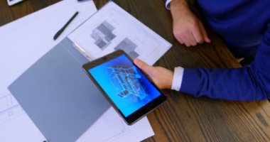 Yönetici ofisi 4 k konferans salonunda masada dijital tablet kullanarak havai görünümü