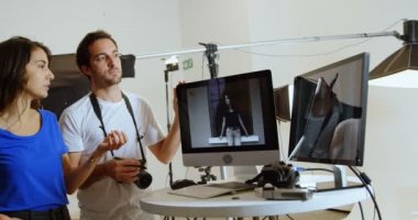Erkek fotoğrafçı ve yere fotoğraf fotoğraf Studio 4 k modeli tartışıyor