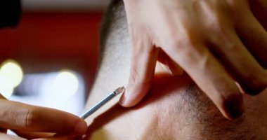 Usturanın kuaför dükkanında 4 k ile istemci saç kesme Kuaför Close-up