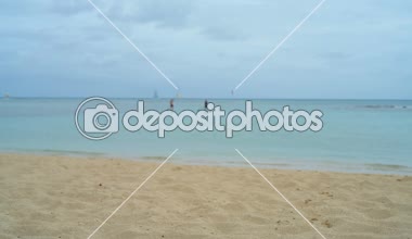 4 k kumsalda yürüyen adam arka görünümü