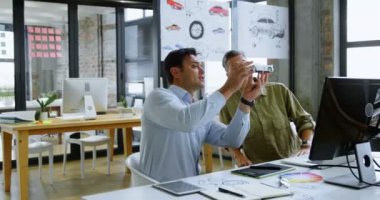 Araba tasarımcıları üzerinde tartışırken Office 4 k masada araba modeli