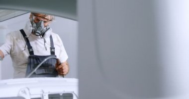 4 k garajda sprey boya ile erkek makinist