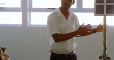 Erkek pilot Eğitim Enstitüsü 4 k eğitim çocuklar için güneş paneli hakkında