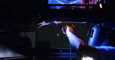 Erkek makinist 4 k garajda yanan meşale kullanarak