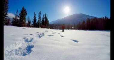 4 k kışın karlı manzara üzerinde yürüyen adam